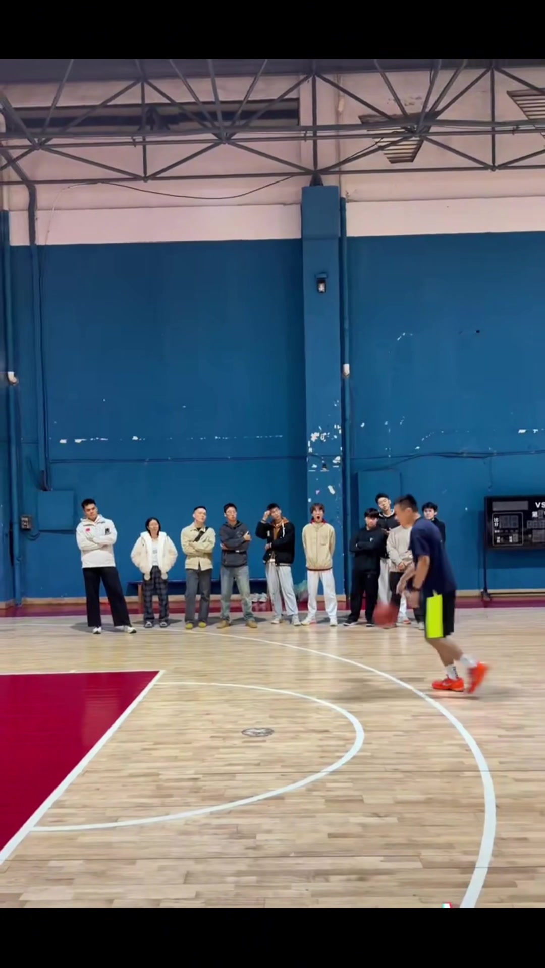 丁佳宁演示南斯拉夫步这属于走步詹姆斯经常用但比赛中一般不会吹