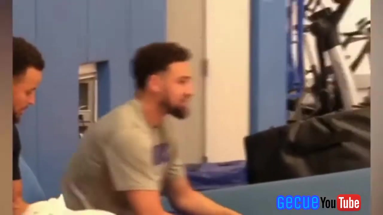 要不考虑一下美媒扒出库里曾拿起克莱的KT5战靴仔细端详