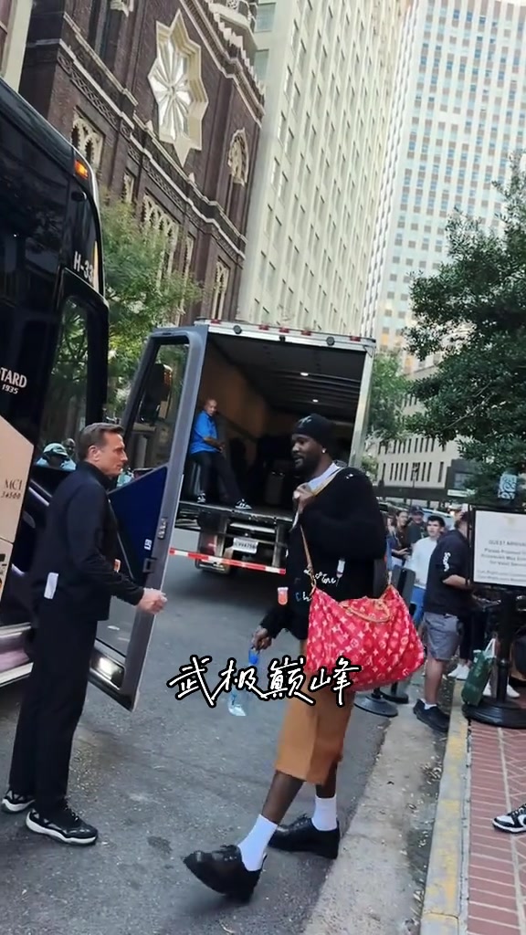 湖人战胜鹈鹕NBA杯保持不败赛前湖人球员前往球馆