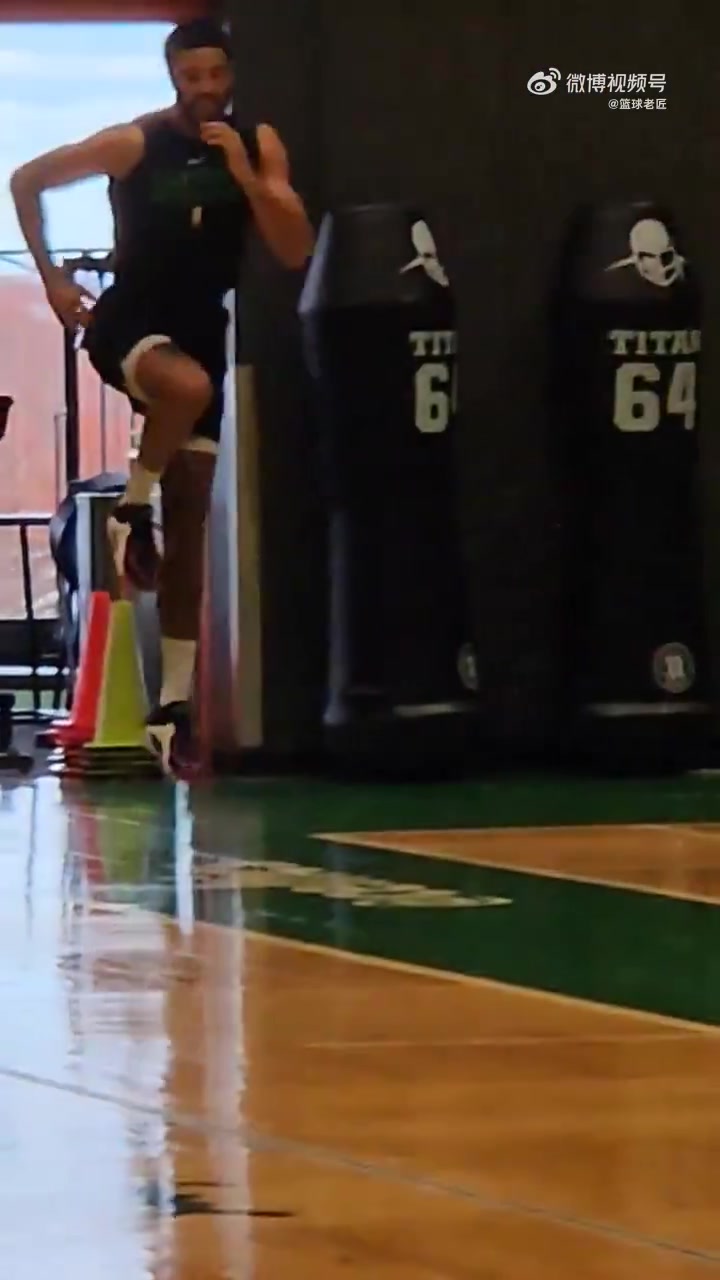 看起来哪里像六个月前断了跟腱的塔图姆正在训练复出在即