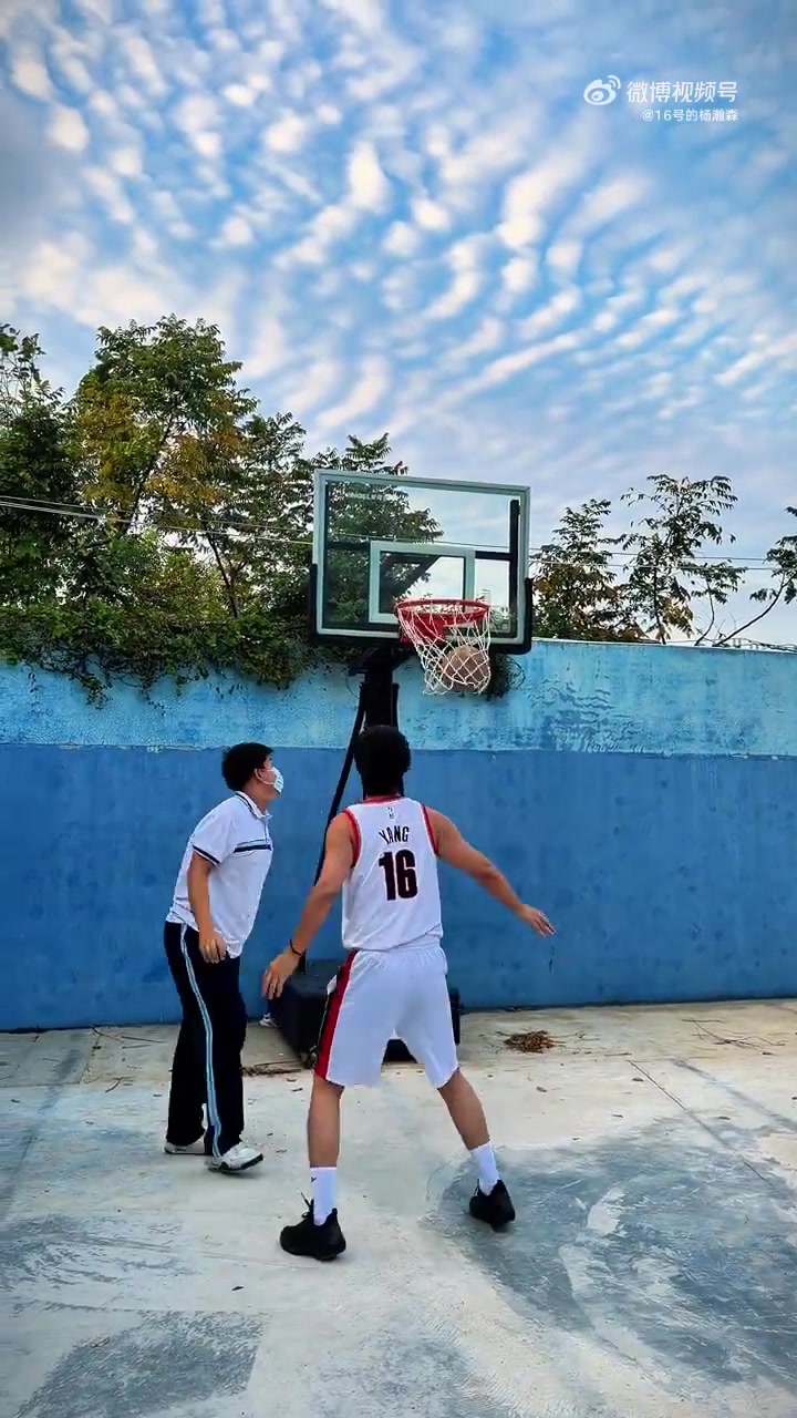 模仿帝模仿杨瀚森打球这动作和速率未免也太像了吧