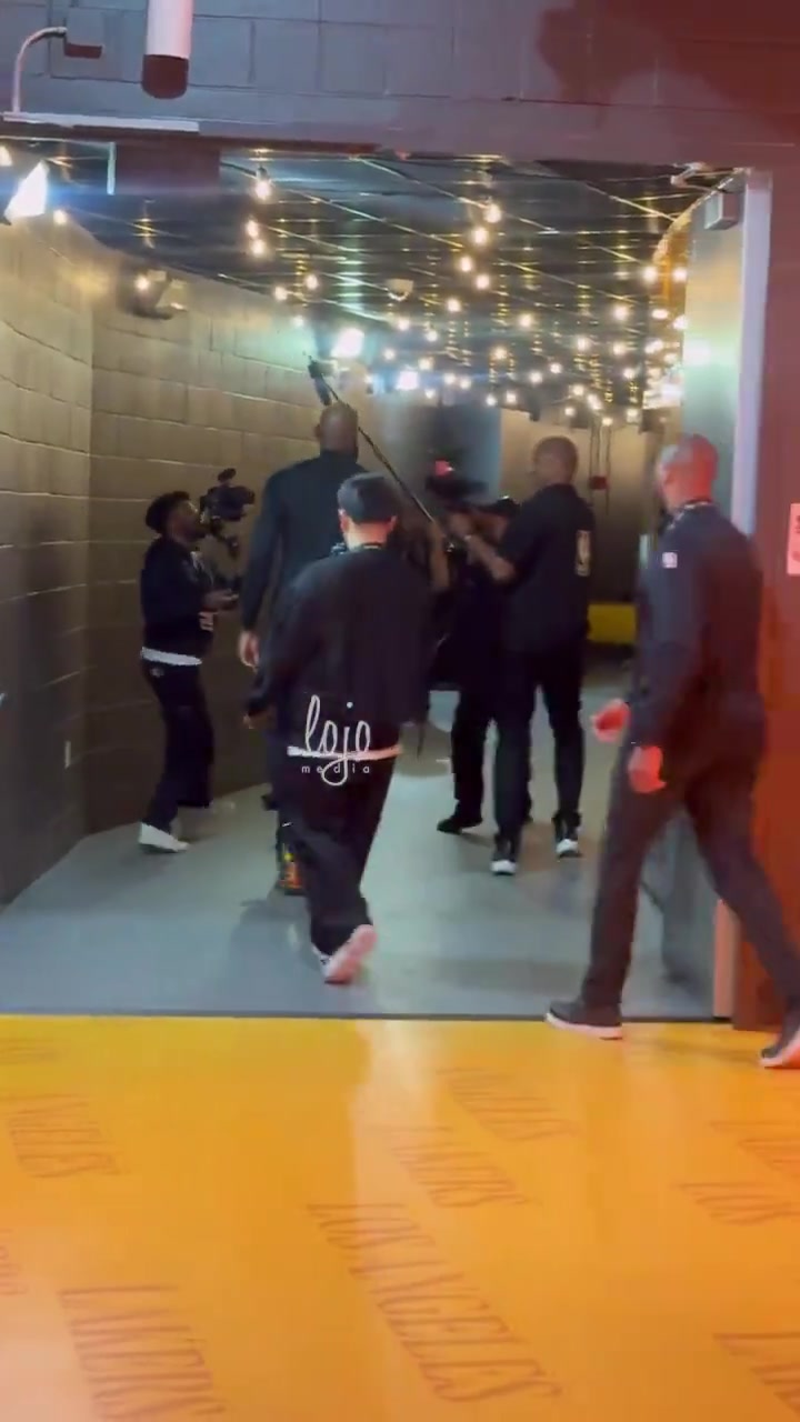 詹姆斯复出11分12助攻湖人140比125战胜爵士...