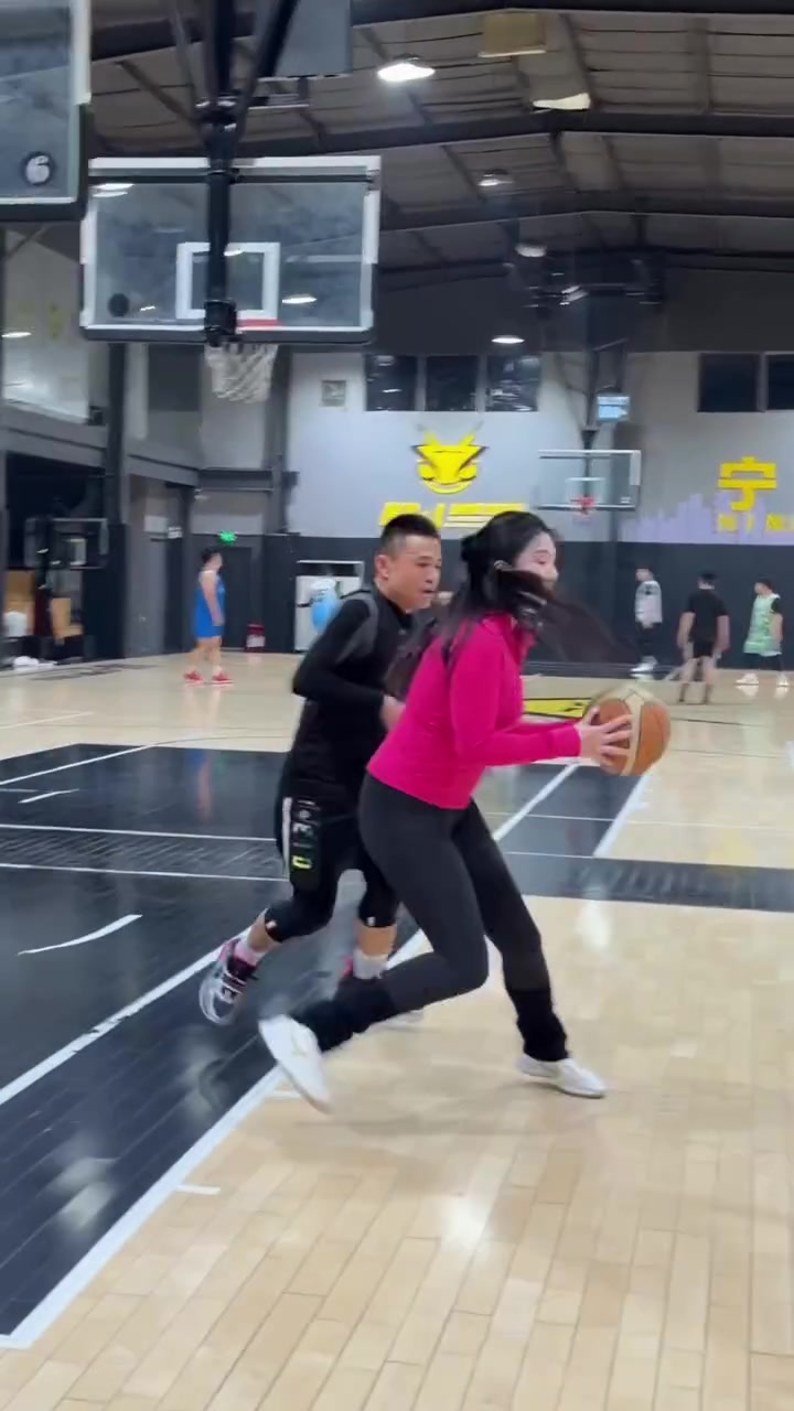 身材越来越棒了野球场肘姐天气降温了 可我依旧火热