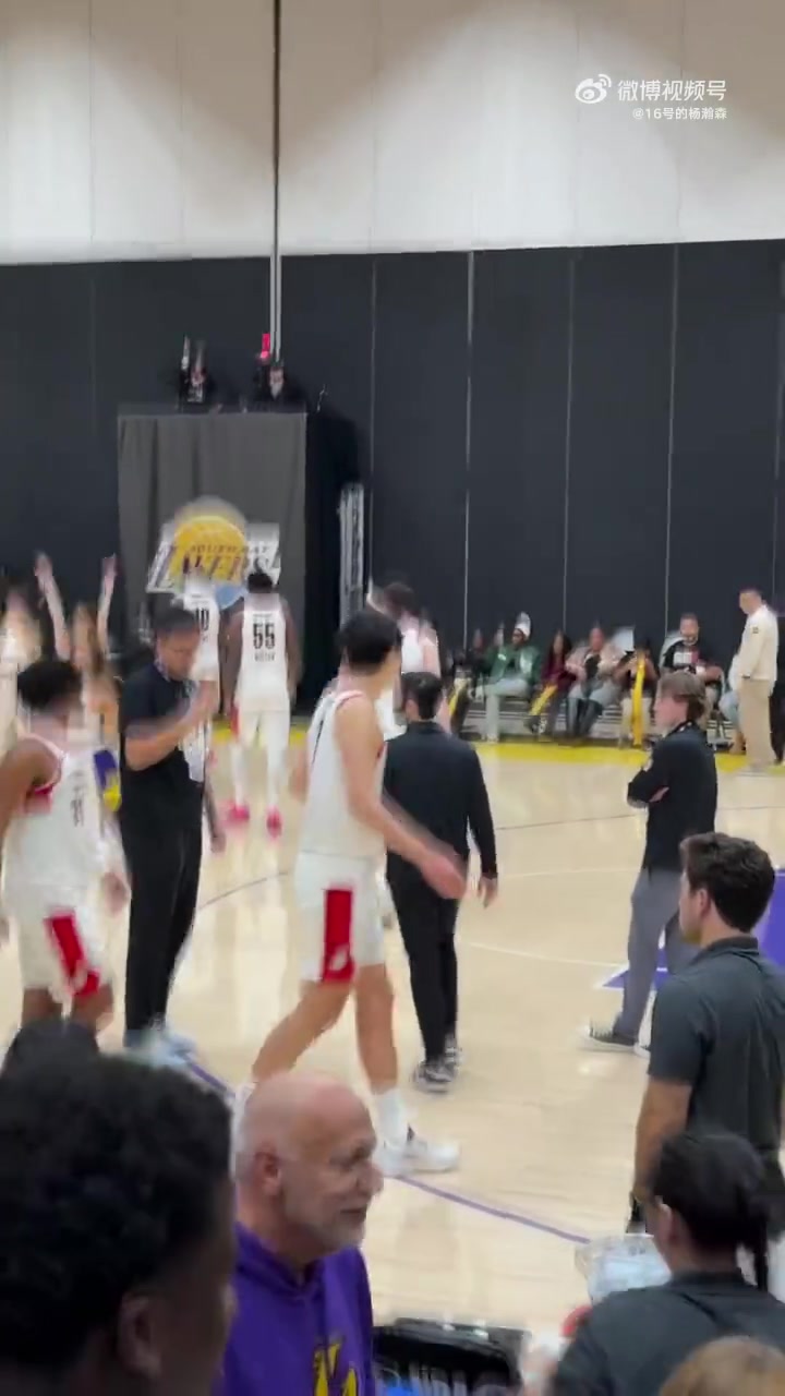 球迷大嗓门喊杨瀚森牛逼把小杨吓一跳