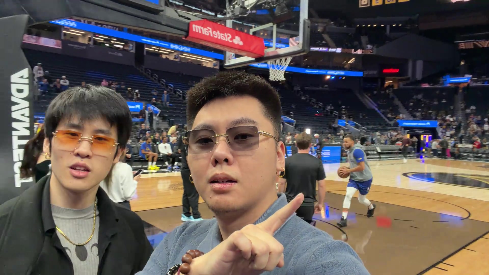 出息了今年超火揽佬晒自拍背景库里热身感谢勇士邀请观赛