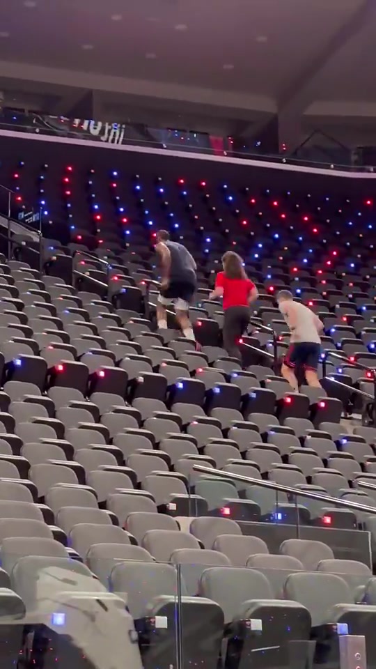 他训练太努力了哈登此前带着女助教一起爬楼梯