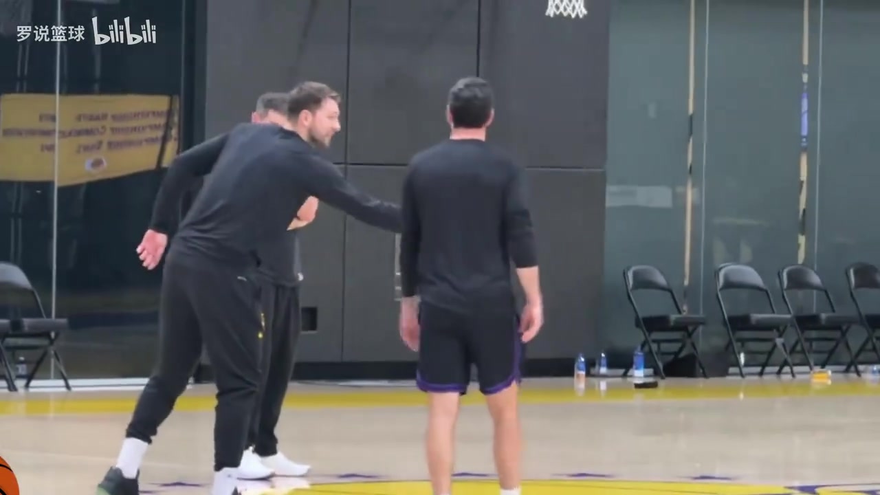 你小子不爽教练是吧东契奇半场三分击败雷迪克狂喷垃圾话