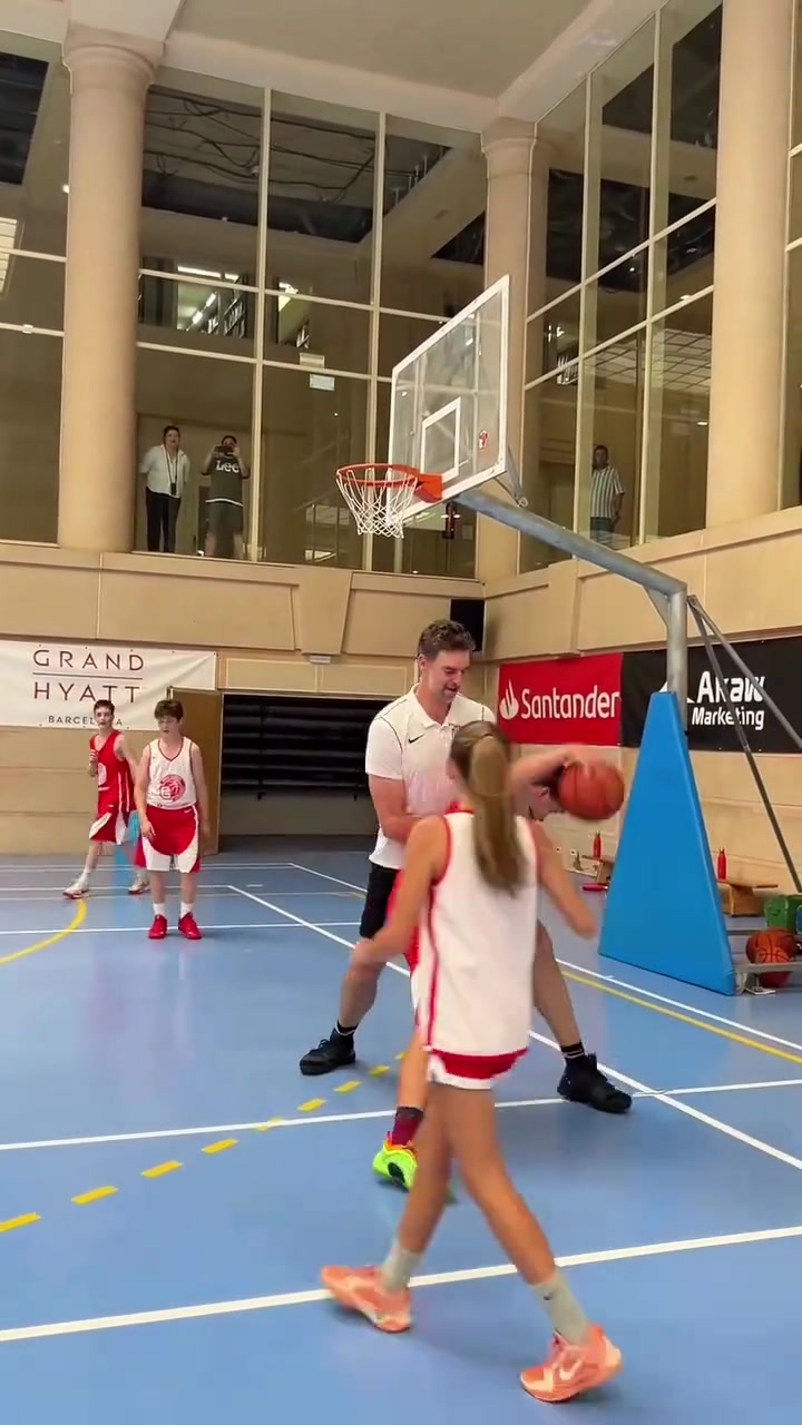 保罗加索尔 身材保持的真好年纪大了依然可以轻松封盖