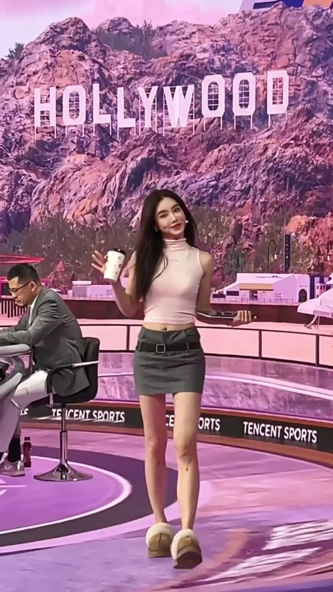 娜姐这颜值真是太能打了难怪小杨接受采访都紧张成那样