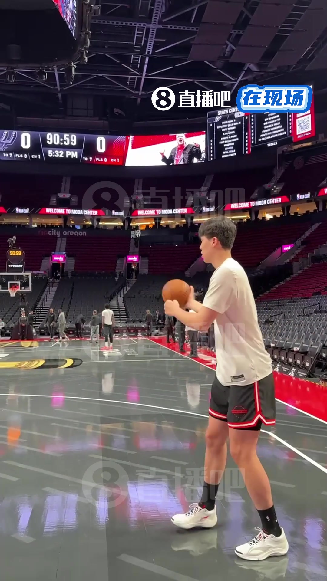 状态很松弛啊杨瀚森赛前训练底线中投底角三分