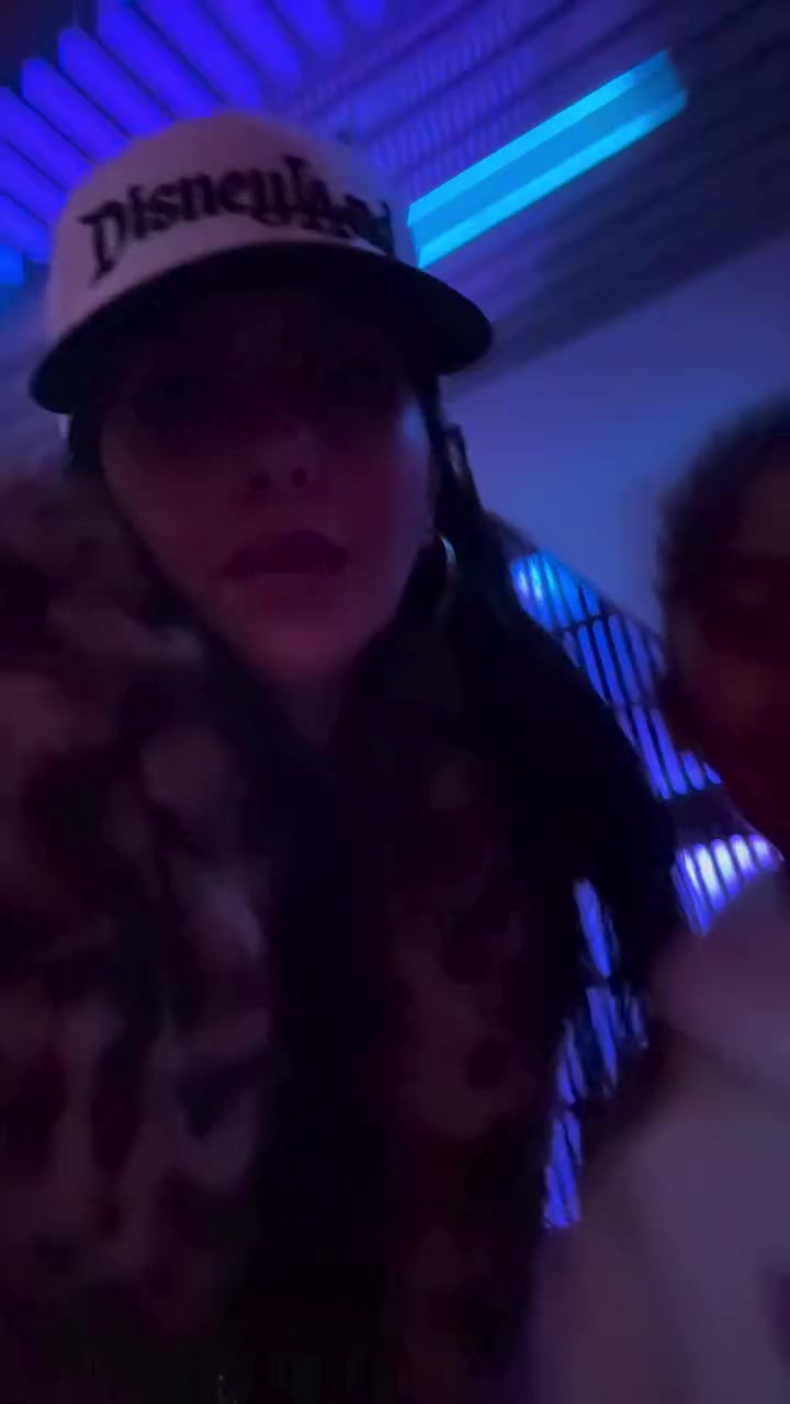 嫂子还是这么美瓦妮莎晒视频又是和女儿们在迪士尼的一天