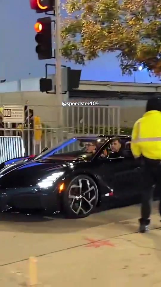 价值580万的豪车东契奇昨日开布加迪Mistral载友离场