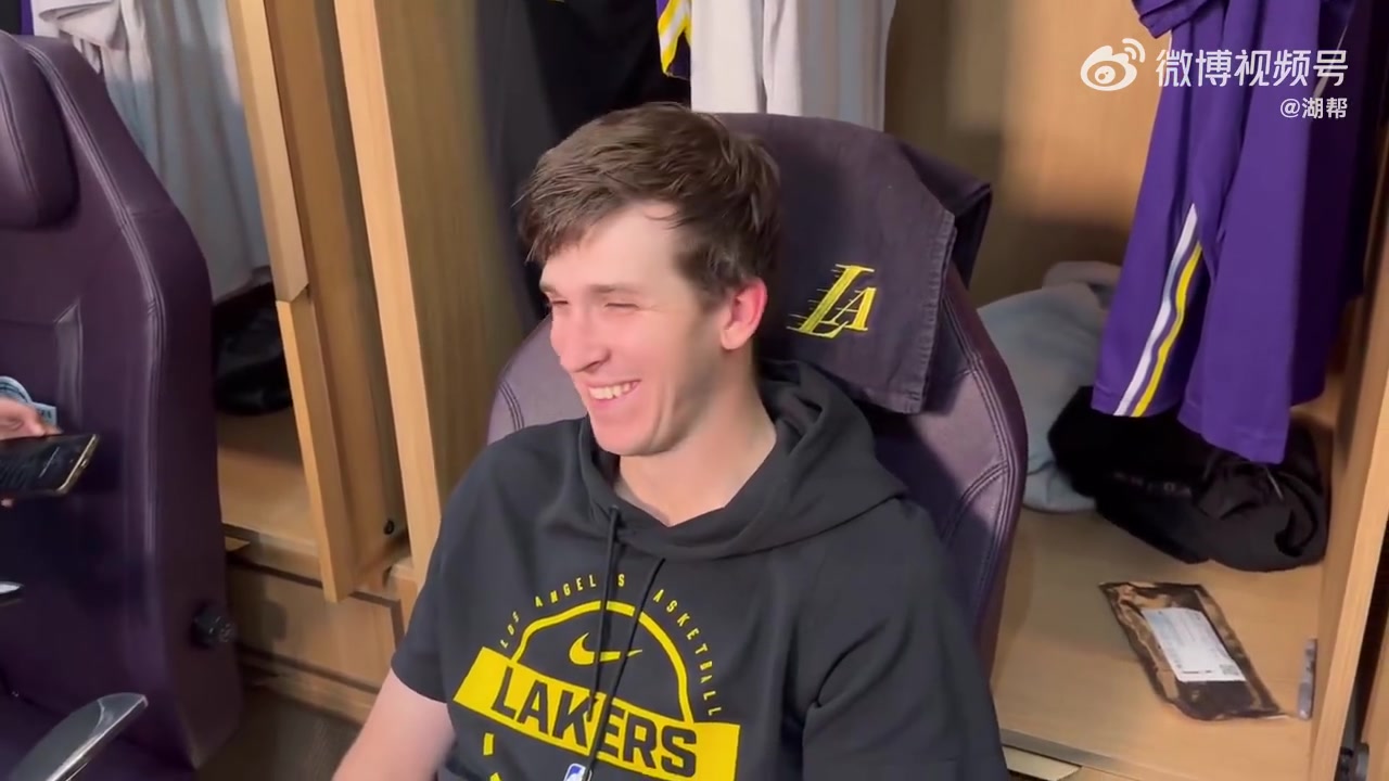 里夫斯接受采访艾顿在后面的歌声实在太抢镜了