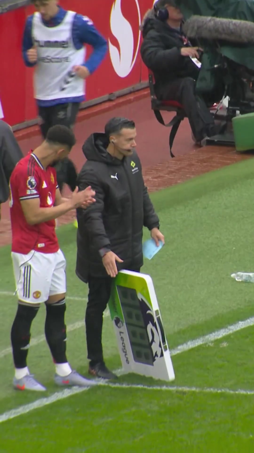 芒特下场后受到曼联球迷的热烈掌声