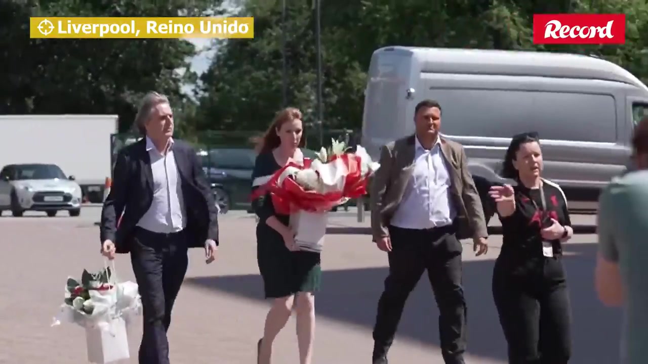 英国副首相在安菲尔德球场外献花悼念若塔