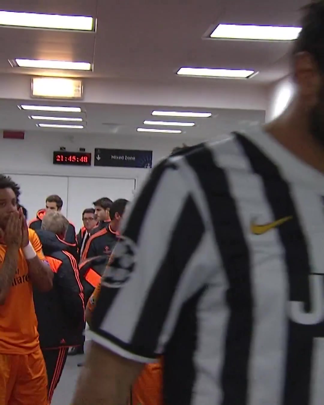 欧冠官方怒赞C罗作为领袖带领那支银河战舰出场