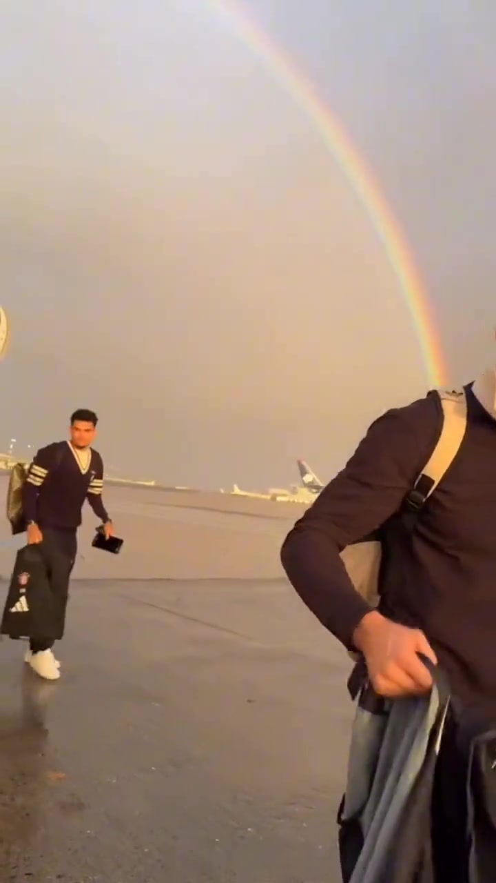 今晚好运加持拜仁抵达巴黎时遇见落日彩虹