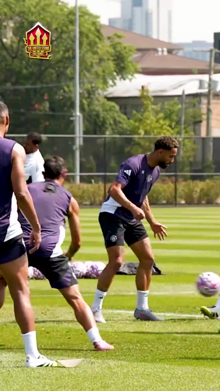 曼联队内抢圈训练库尼亚认为自己没输与队长发生肢体接触