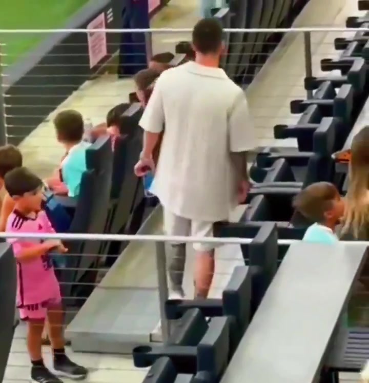 苏牙儿子漫不经心从梅西身边走过时他妈妈让回去和梅西打招呼