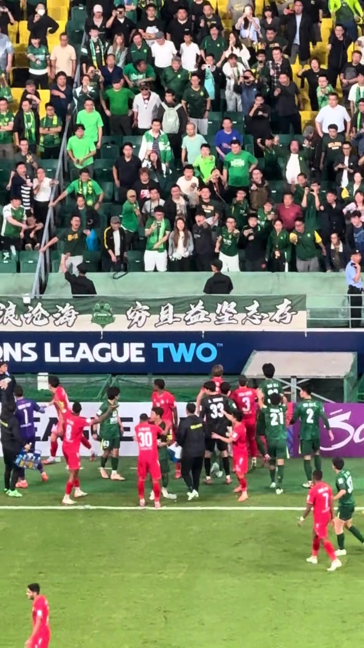 国安球迷扔水瓶精确命中河内球员后者暴怒踢广告牌