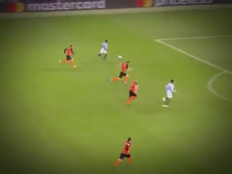 真正的快乐足球名场面斯特林被场地绊倒裁判判罚点球