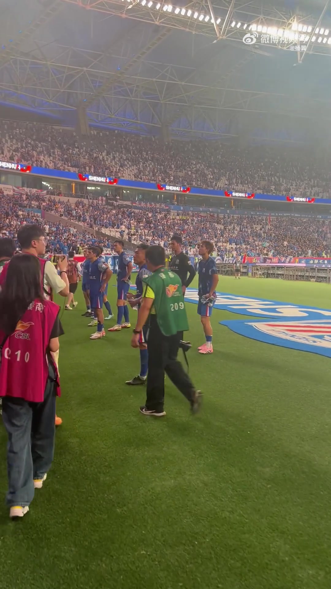 申花球员赛后谢场主场球迷发出阵阵的嘘声