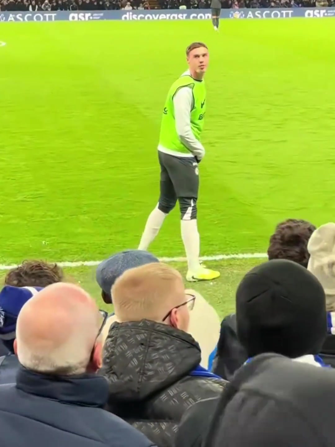 马杜埃凯替补登场时斯坦福桥嘘声四起帕尔默在场边热身的反应