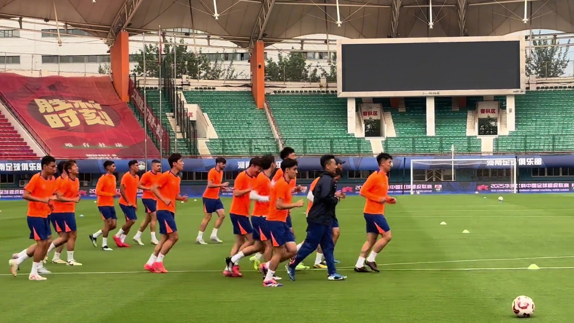 泰山队赛前训练阵容揭晓五外援在列高准翼还皮了一下