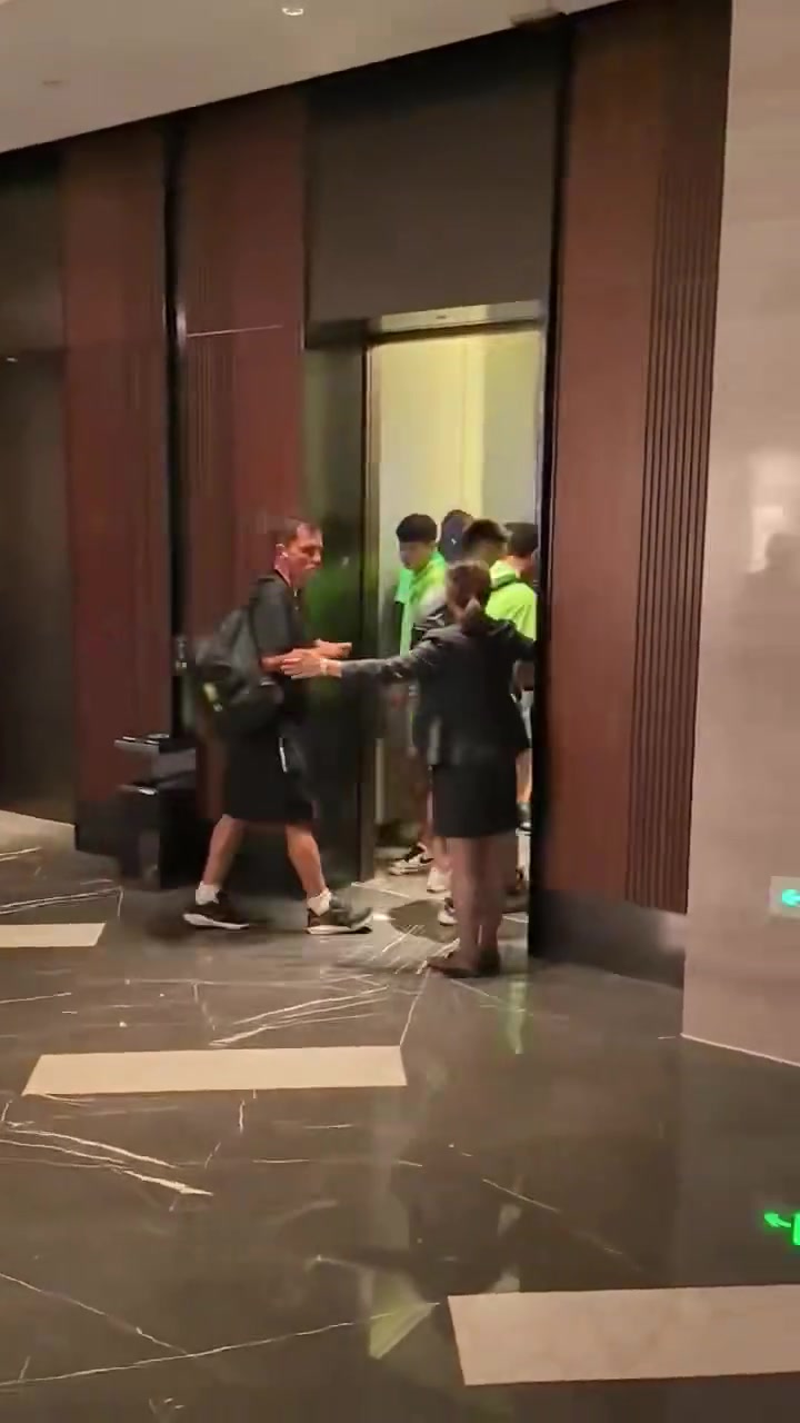 王刚张玉宁冲突完整版球迷叫嚣球员反怼飙脏话