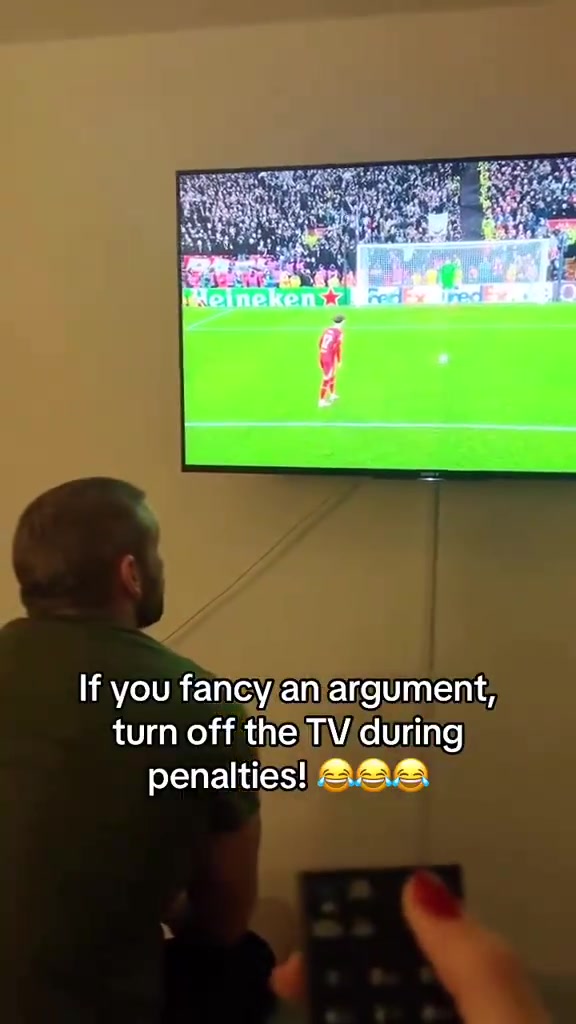 这是要了老命了当你的女友在球队罚点球时换台