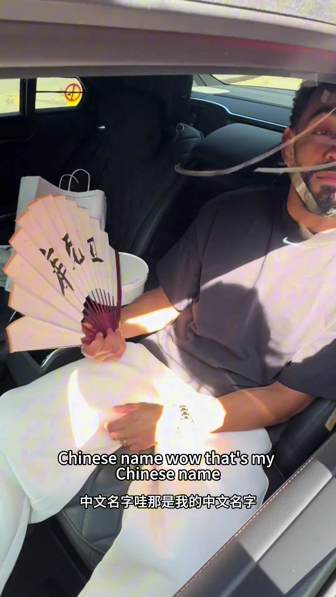 小姐姐库尼亚很喜欢来自中国的扇子