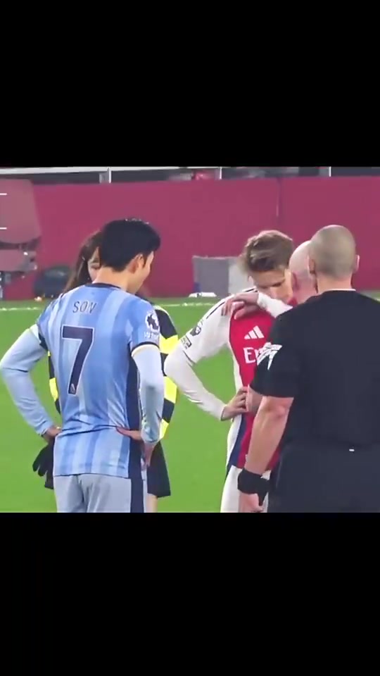 当年北伦敦德比性感女星Lisa助阵孙兴慜与厄德高专心开球