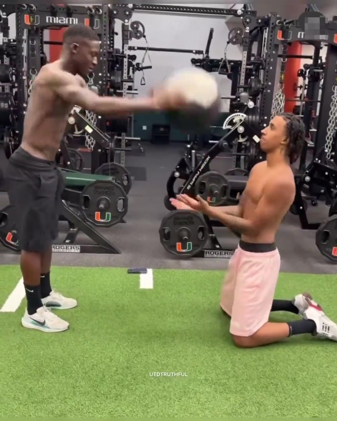 约罗梅努在一起度假和训练期待他俩新赛季的表现