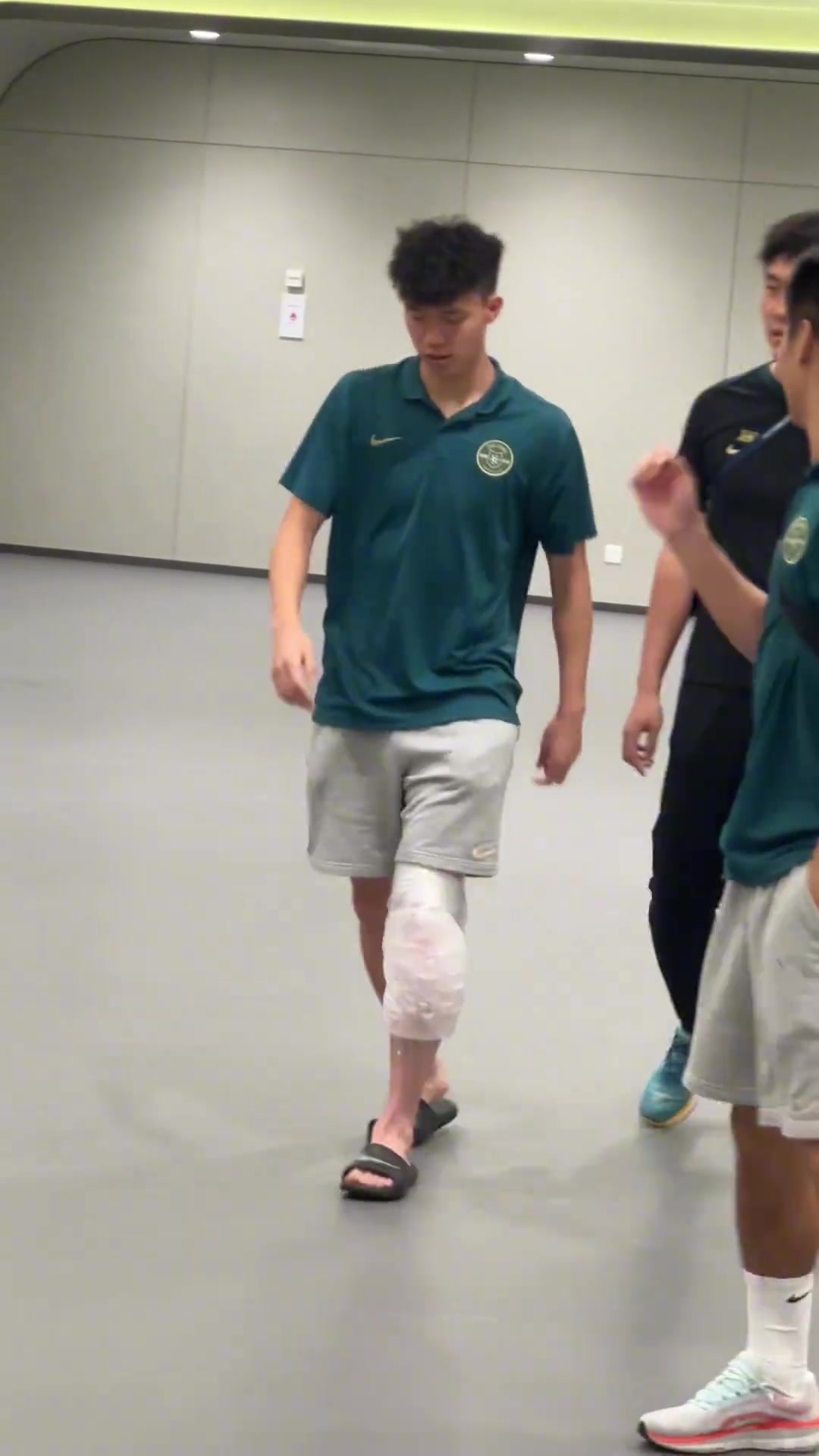 应该问题不大王钰栋赛后左膝敷着冰袋和队友说笑离开球场