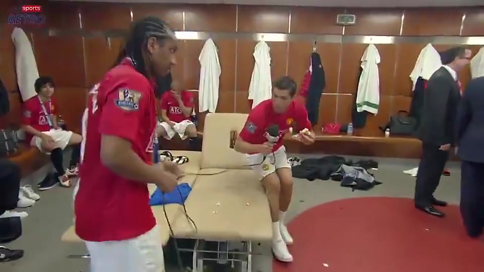 满满的回忆啊16年前的曼联更衣室C罗吃着汉堡采访安德森