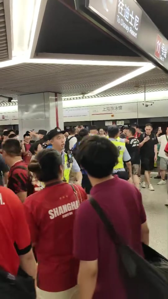 海港球迷在地铁站起哄嘲讽申花球迷现场的安保都无奈了