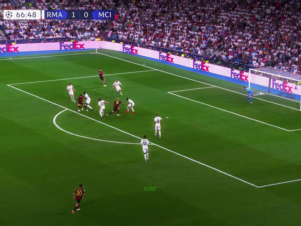 历史级名场面德布劳内炮弹远射攻破库尔图瓦把守的球门