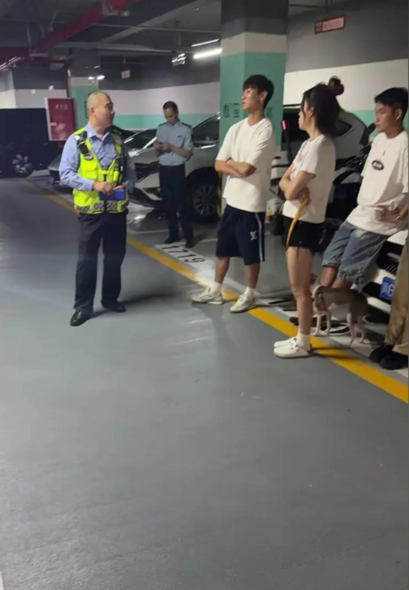 韦世豪的保时捷在车库撞到了劳斯莱斯这是谁的责任啊