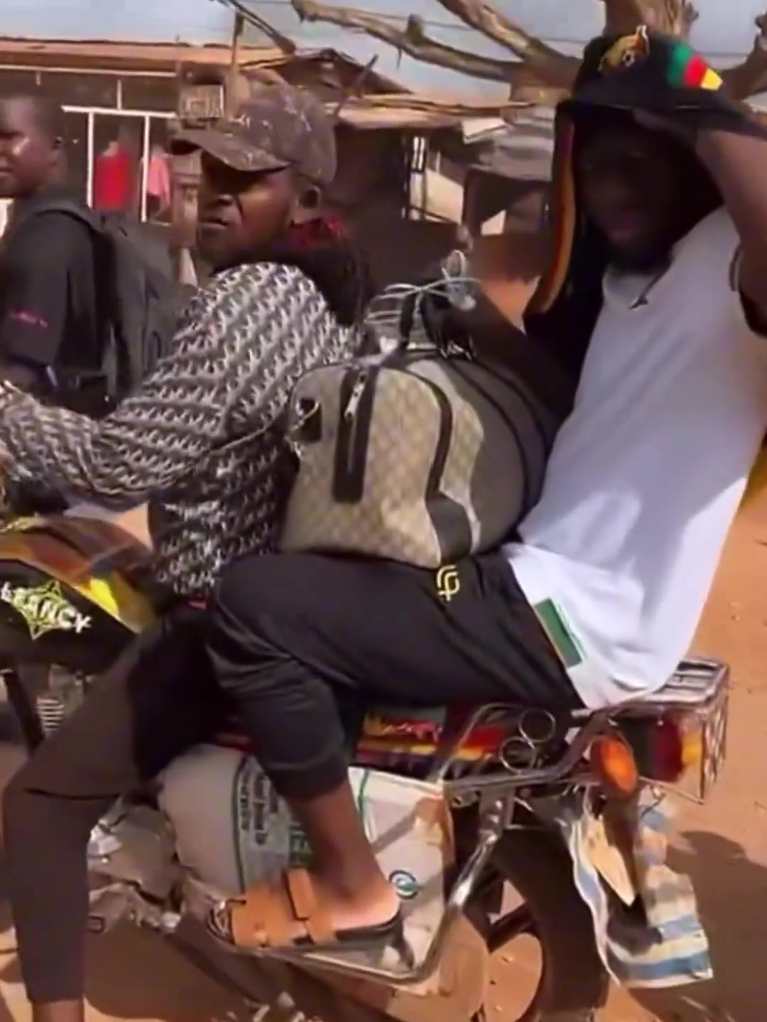 打摩的奥纳纳被拍到坐摩的去机场返回欧洲