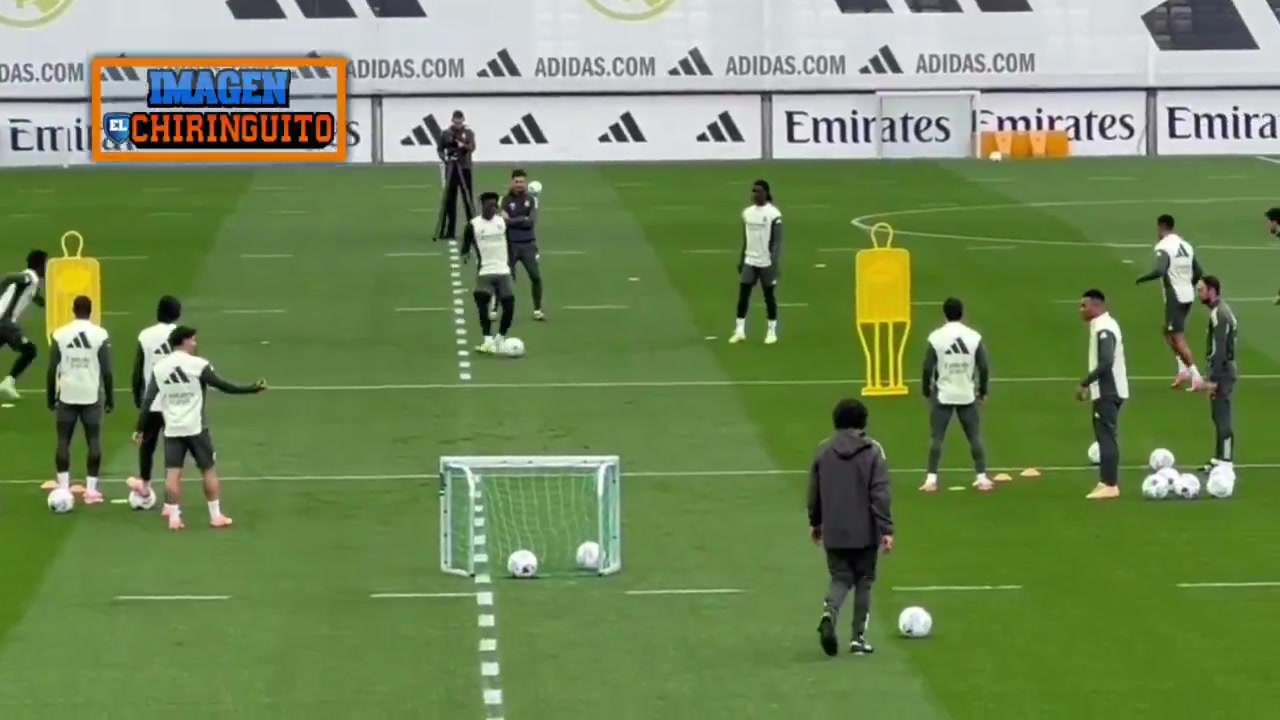 囧维尼修斯训练赛多次射门不进队友都看不下去了