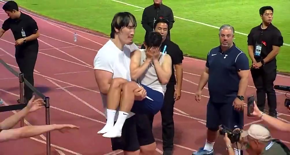 激情四射孙兴慜被2米18的大汉公主抱害羞得连连捂脸