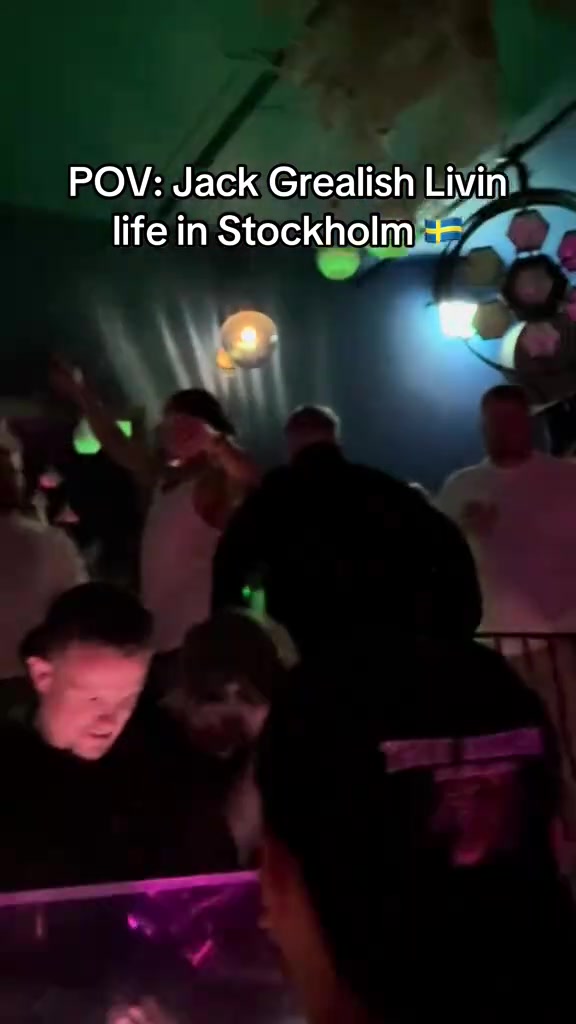 须穷今日欢被拍到在斯德哥尔摩酒吧放松的格拉利什