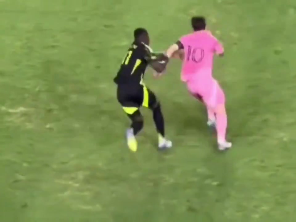 梅西不在乎你是否站在我身边我一样会过掉你