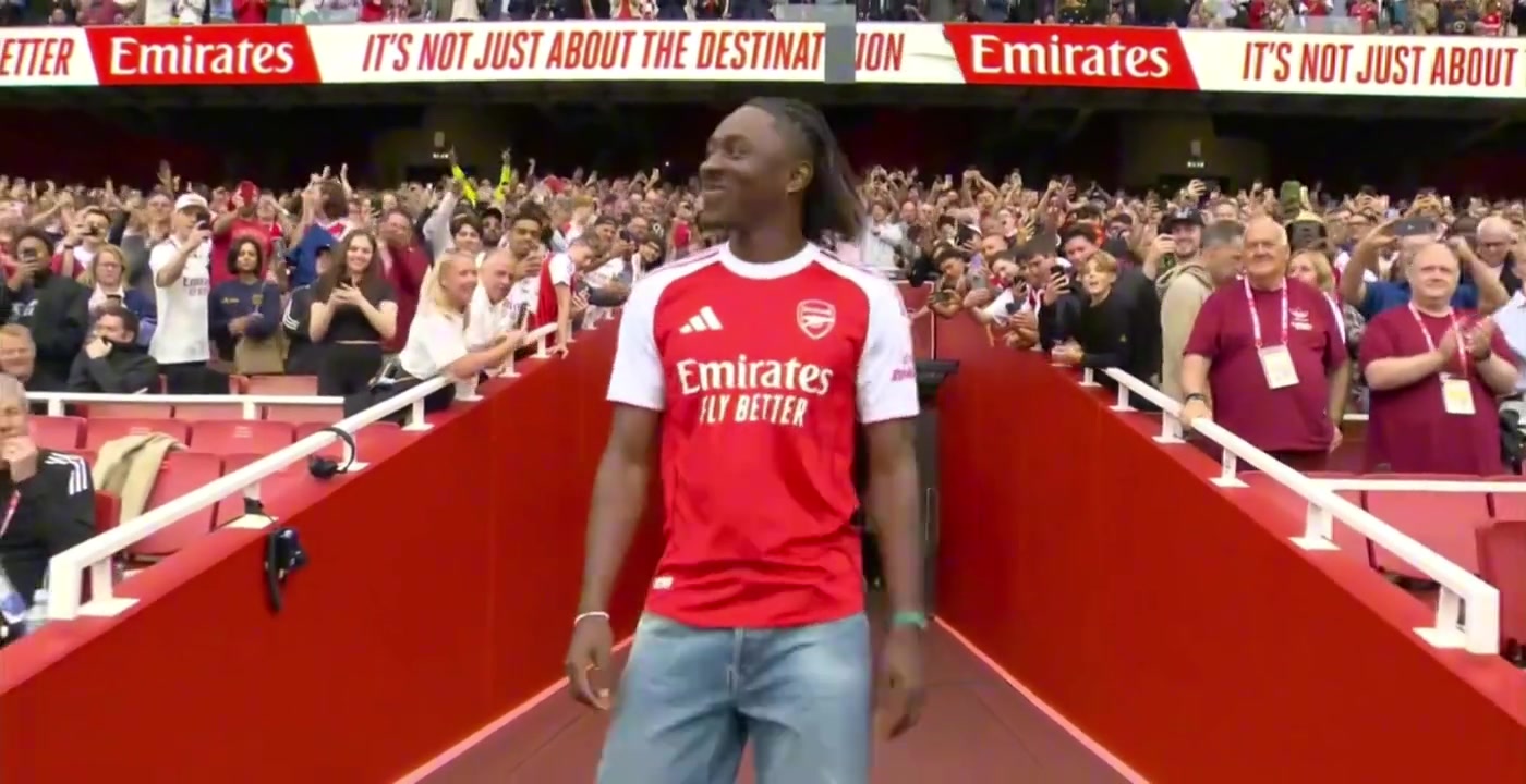 当时光的列车缓缓驶过酋长球场27岁的埃泽站在球场中央......