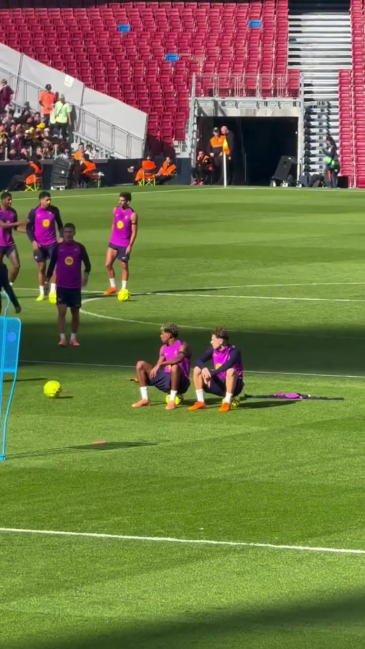 亚马尔和费尔明坐在球上探讨未来一旁的巴尔德是真调皮