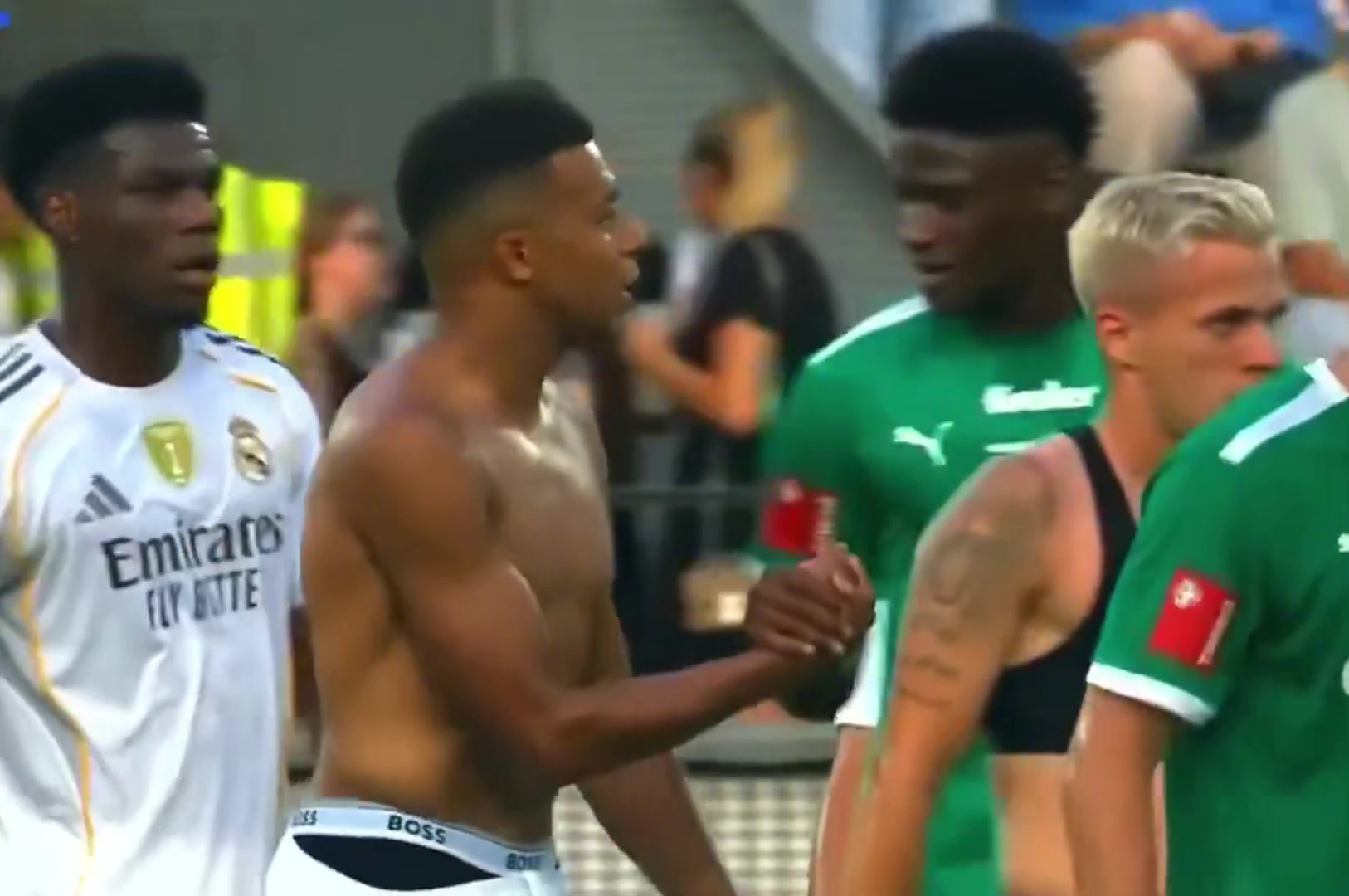 姆巴佩和居勒尔半场时就被蒂罗尔球员要走了球衣