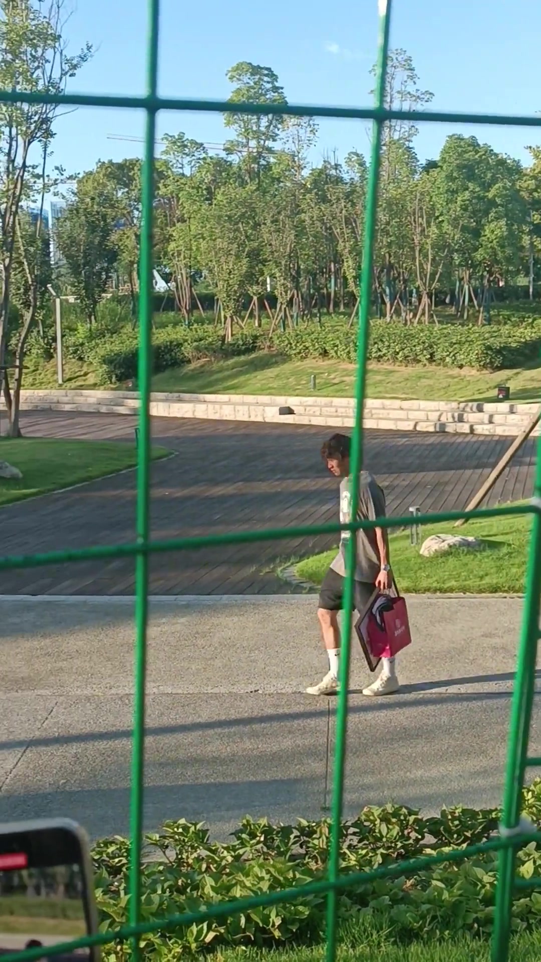 韦世豪训练结束后会带着球迷送老婆的礼物回家还停下给球迷签名