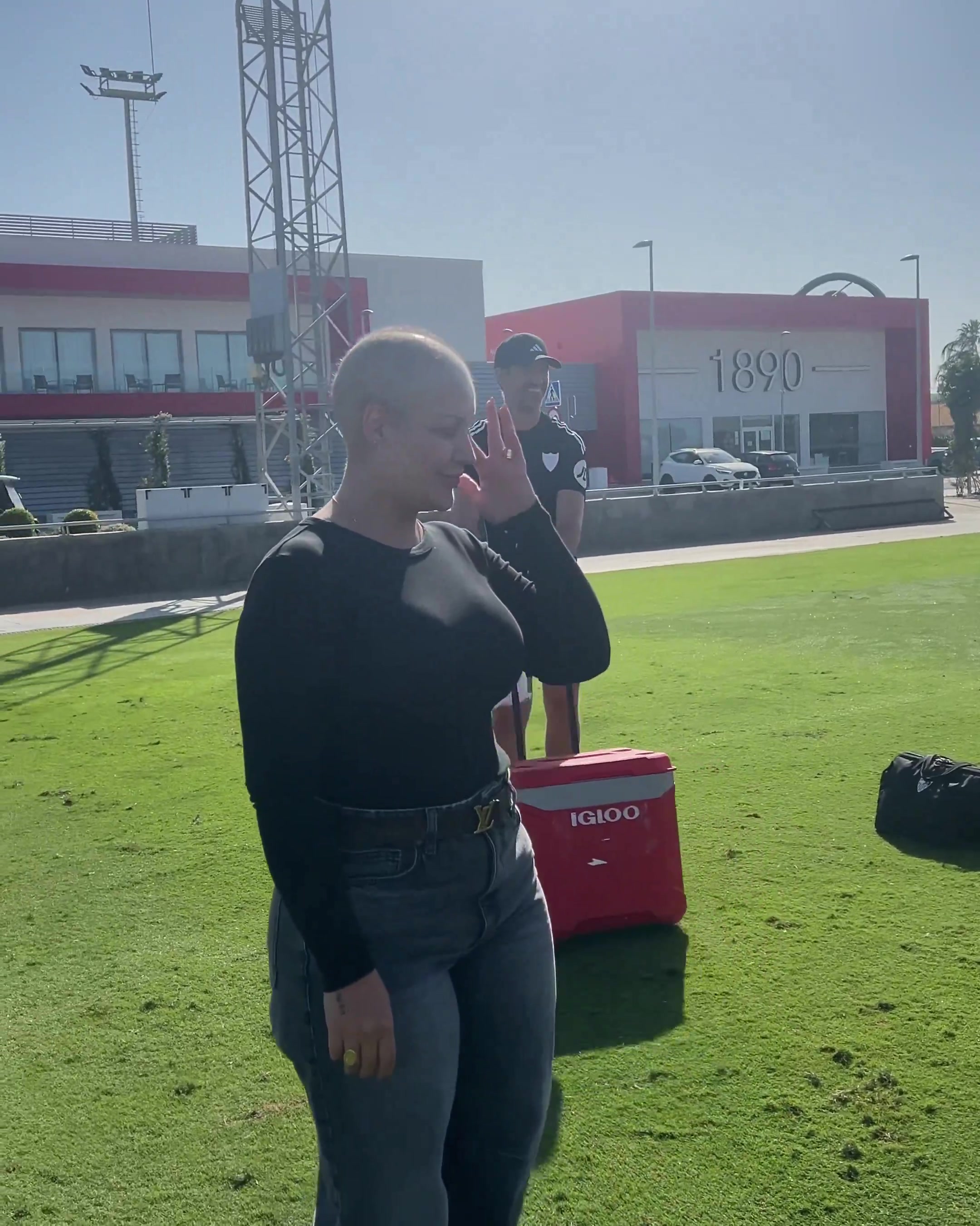 塞维利亚队向后卫马尔康的妻子致敬恭贺她战胜了癌症