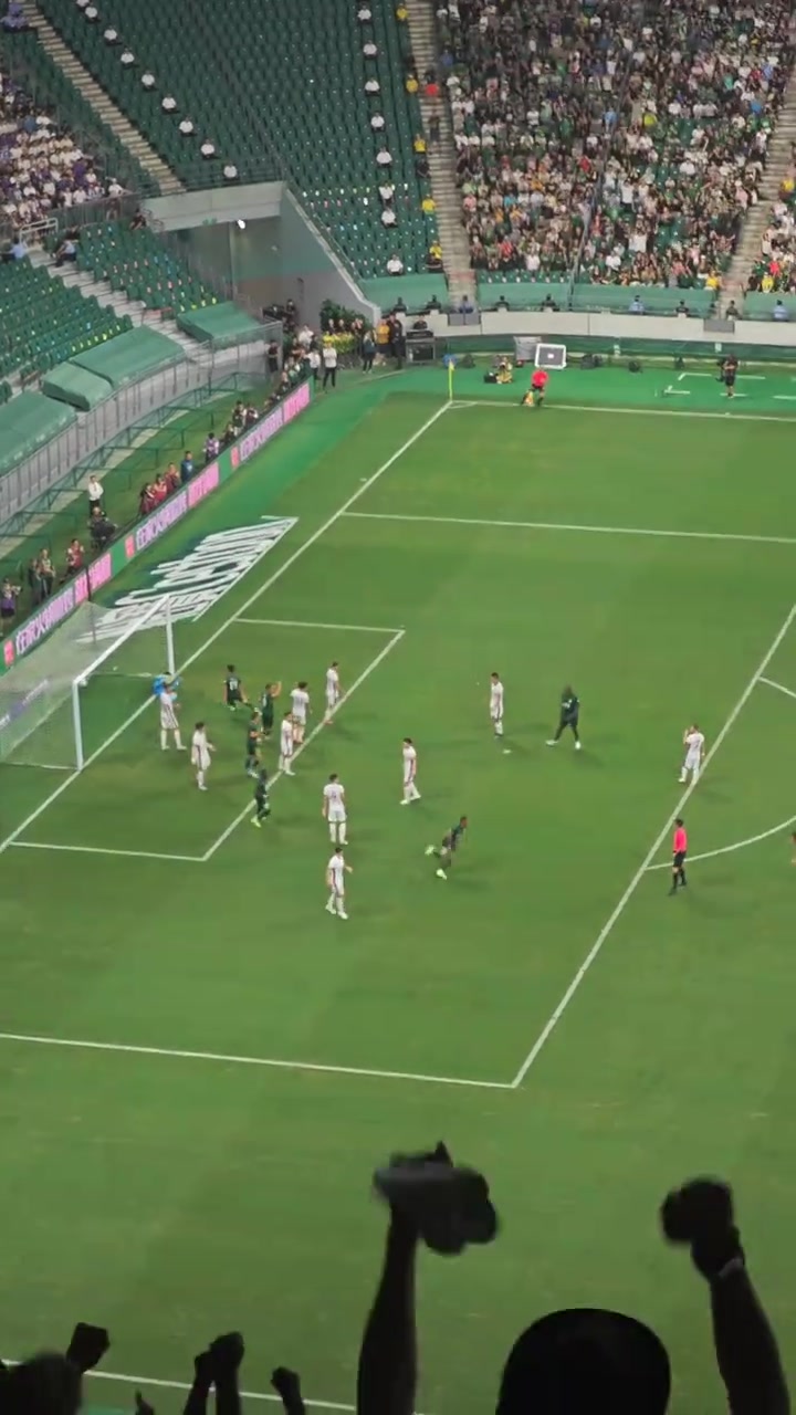 核心力量实拍达万暴力头球破门工体国安球迷高喊NB