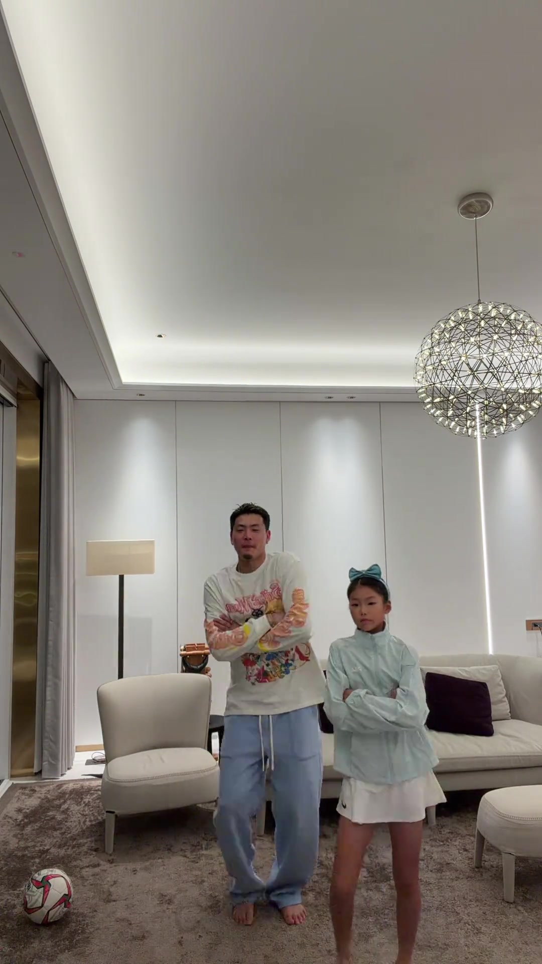 父女互动王大雷社媒发布与女儿一起跳舞调侃道一点天赋没有